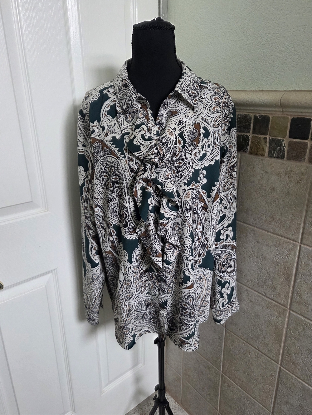 Chico's Green Paisley Ruffle Button-Down Shirt Size 2/Large Careerwear Western